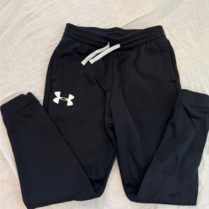 NWOT Under Armor youth black fitted leg sweatpants.  Size Medium.